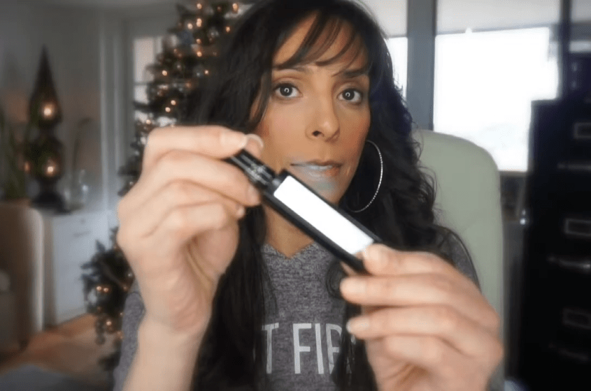 How to Hold a Makeup Brush - LuMESH